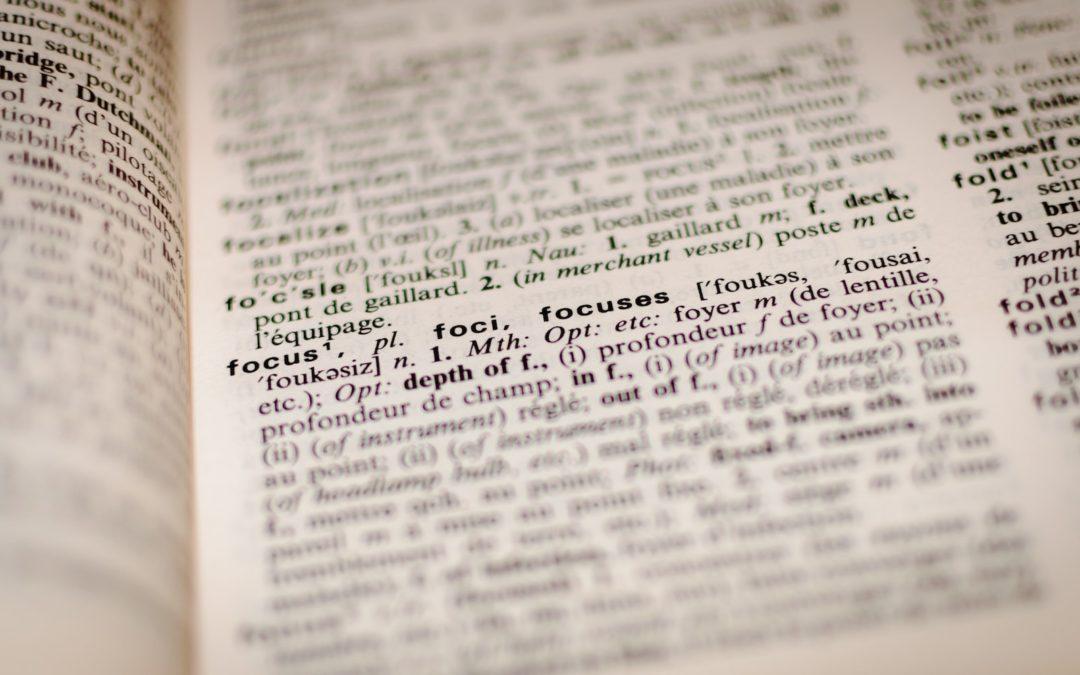 Un dictionnaire ouvert sur le mot focus